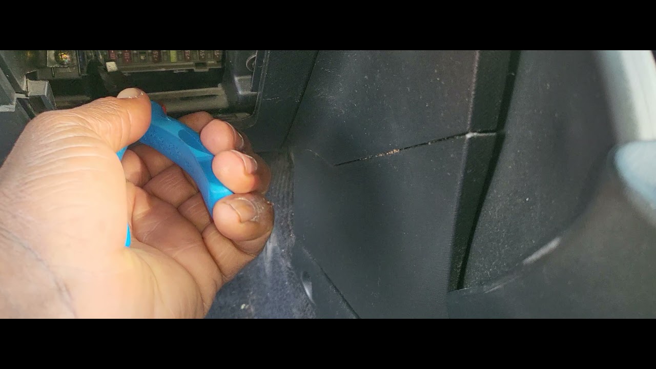 How To Fix your 2002-2006 Honda Crv  Rear Cigarette Lighter Socket And Fuse Location Part 2