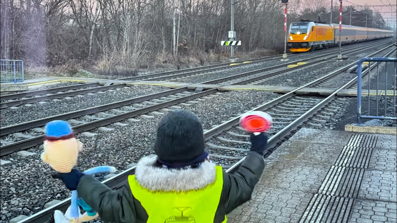 Vlaky Praha Kyje a Běchovice. Bude Vánoční Vectron?