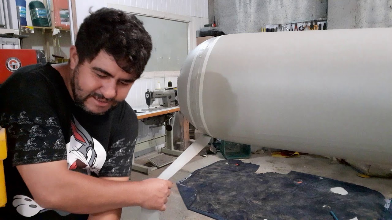 colando uma faixa do barco inflável,  parte do cone ,simplesmente fácil.