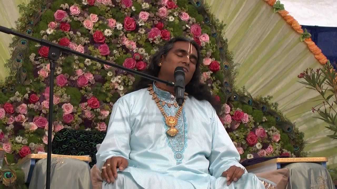 Radhe Jaya Jaya Madhava Dayite -  Sri Swami Vishwananda singing after Krishna Janmashtami