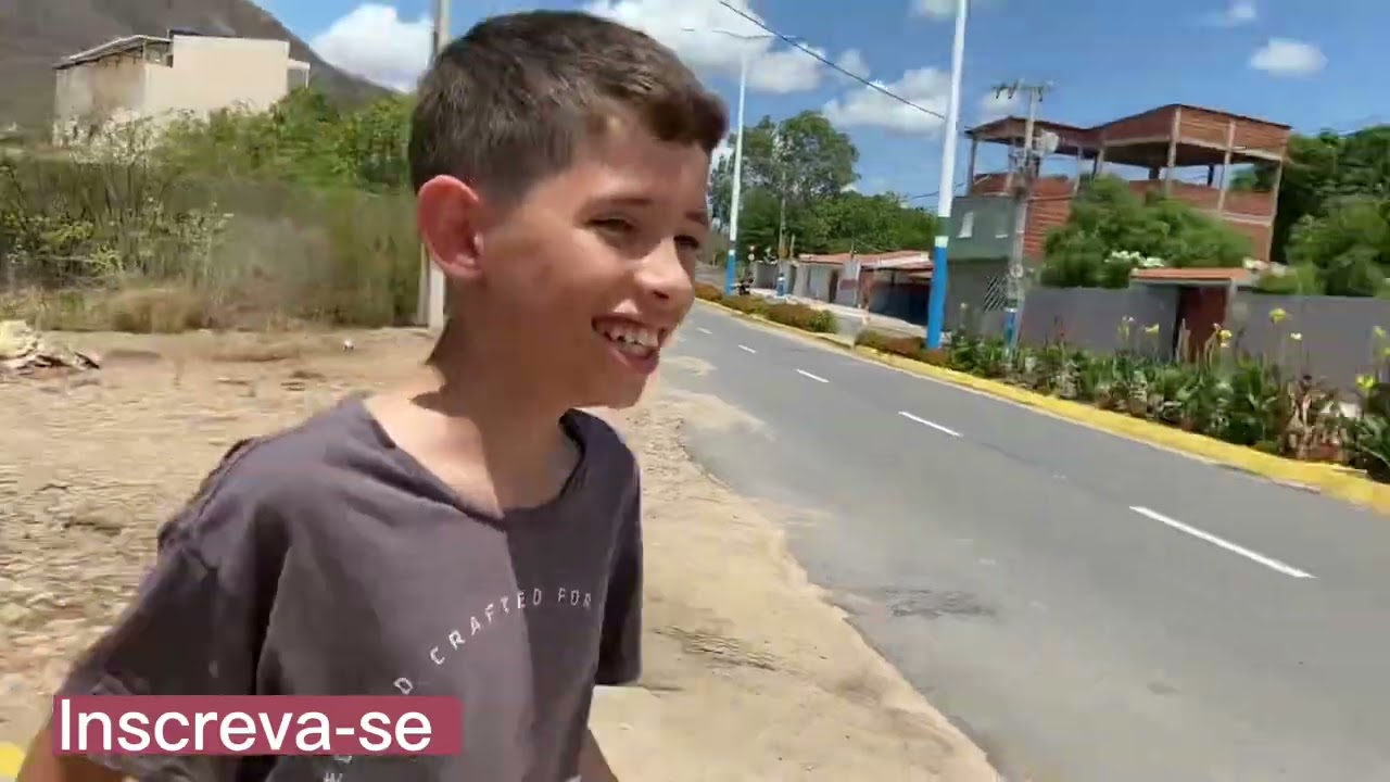 Claudineia saindo de uma pousada? Claudinha pensa que ela tá em casa dormindo 😂😂