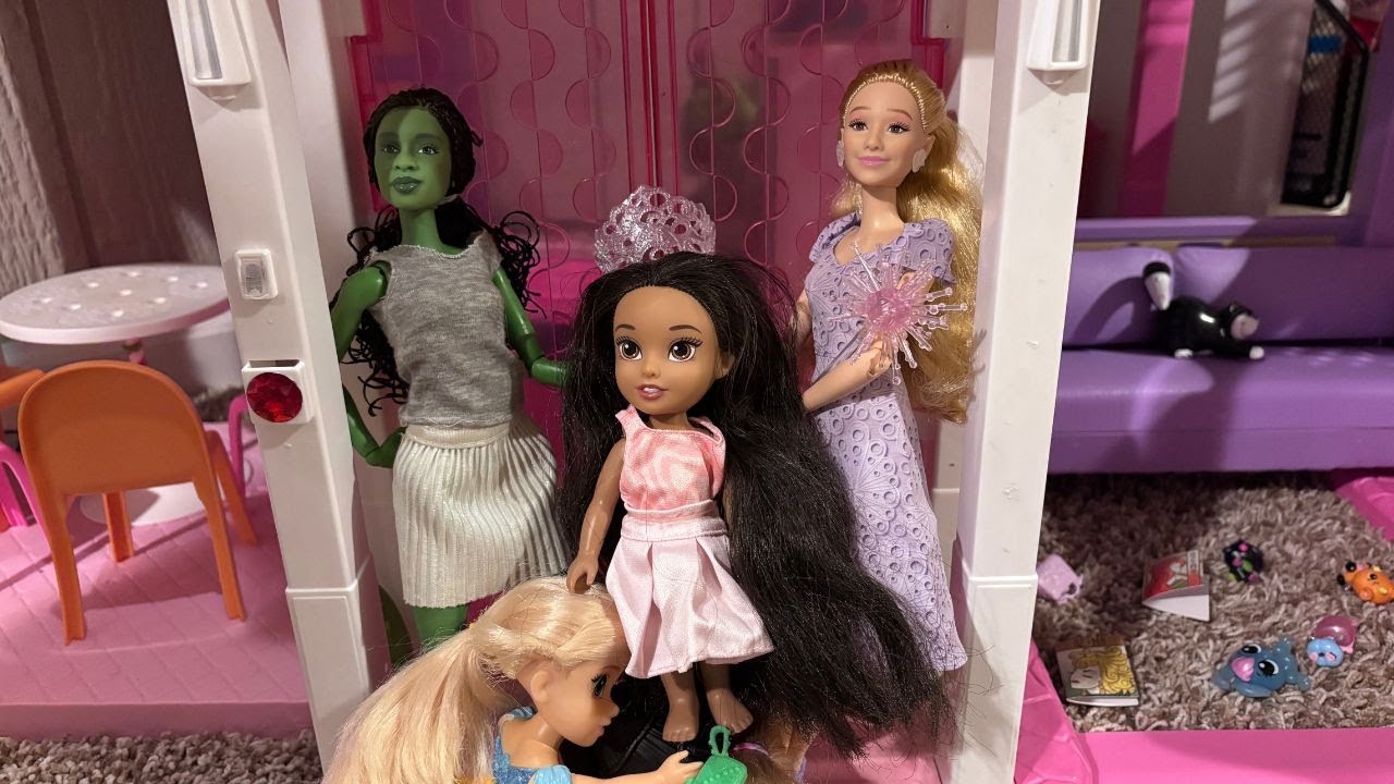 My Babysitter Is Green | Princess Toddlers