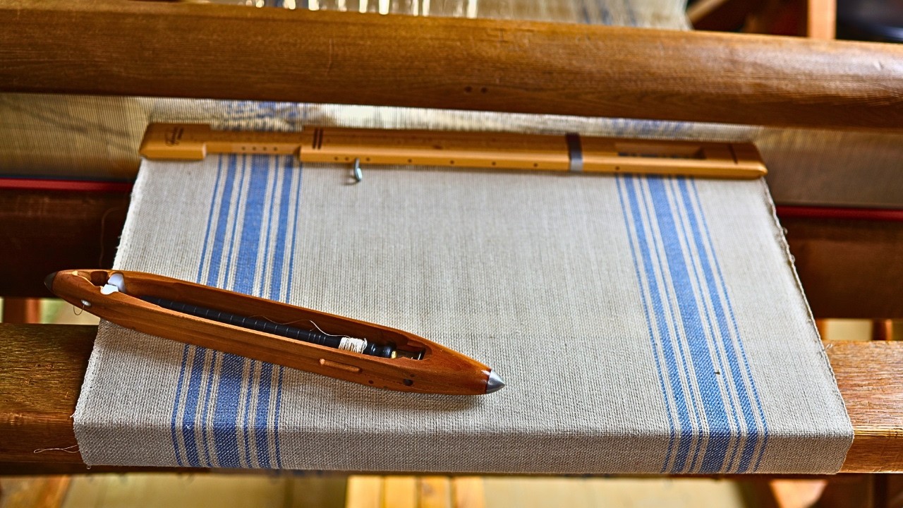 I Wove Linen Like it's 1780 (and Learned Tricks Modern Weavers Forgot)