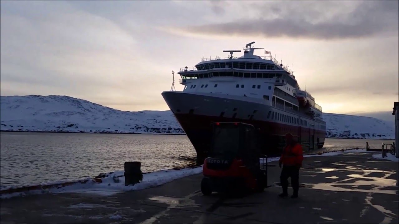 Hurtigruten arrival in Mehamn 0024