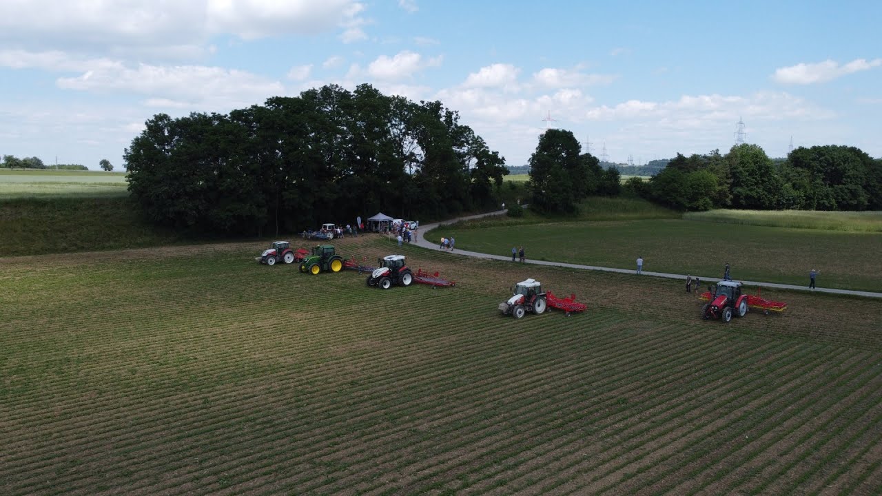 Feldtag - Striegeltechniken bei BIO Sojabohne