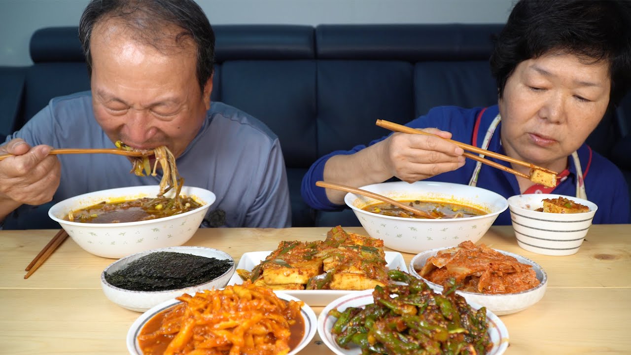 얼큰한 가마솥 육개장과 밥도둑 반찬들, 두부조림, 더덕무침, 꽈리고추무침 (Yukgaejang, Spicy Beef Soup) 요리&먹방!! - Mukbang eating show