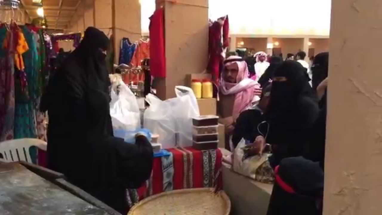 سعودية مع بناتها تصنع الكليجا أمام الزوار في الغضا