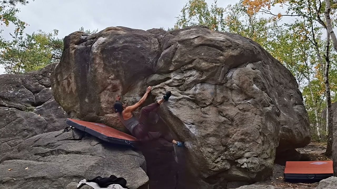 Fontainebleau Bouldering: Sa Pelle au Logis (7A) [Sylvia]