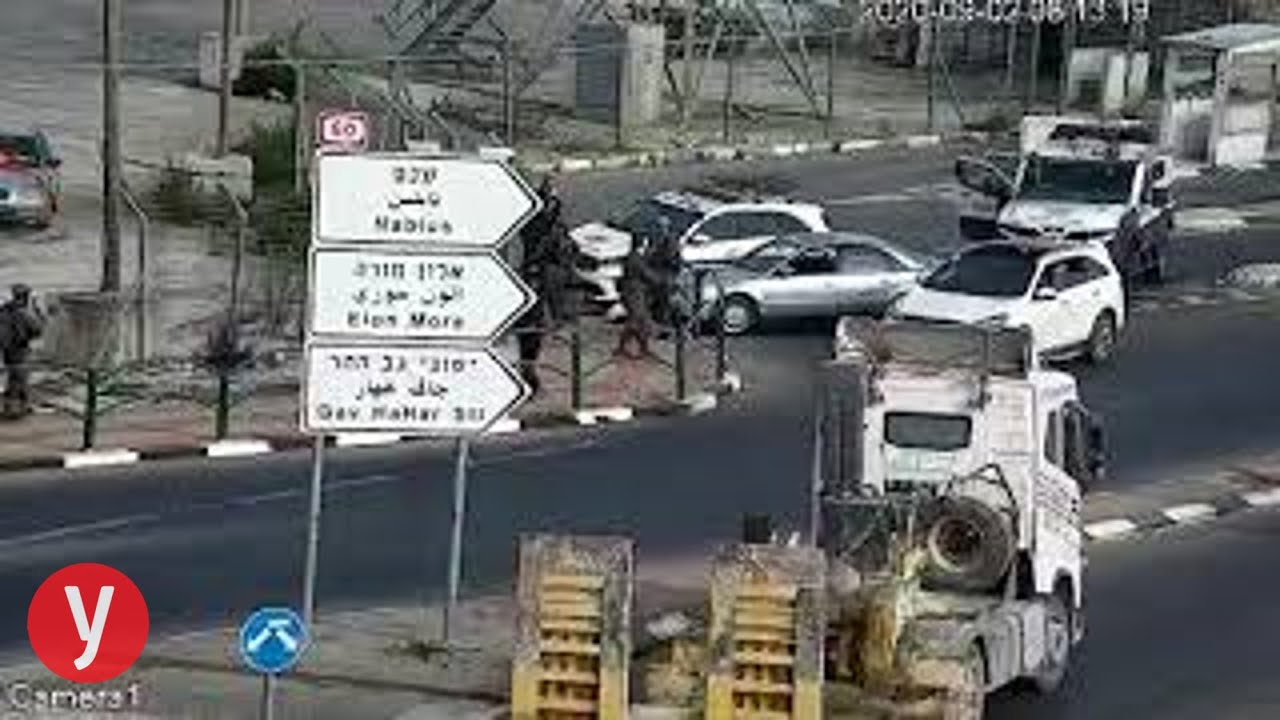 הרכב מאיץ ומתנגש בשוטר ובחייל: תיעוד הפיגוע בצומת תפוח