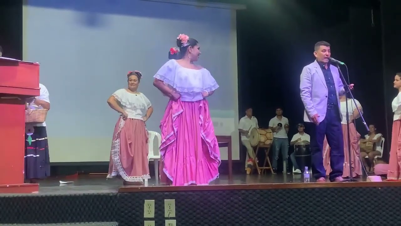 LA ZENAIDA (Vida pasión y vuelo de la viejita Zenaida)