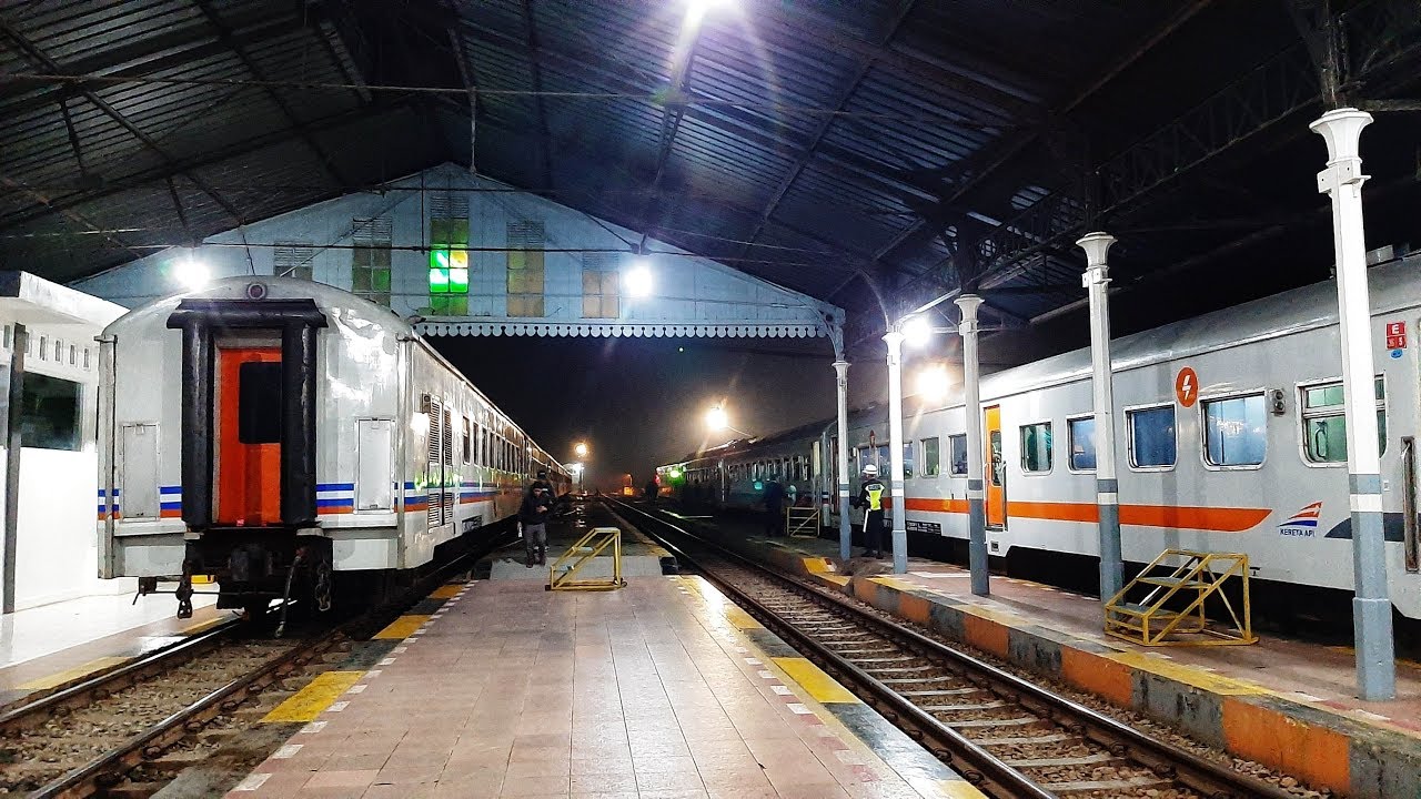 Beruntung Sekali Saya Kereta Ini Berhenti Di Stasiun Cibatu l Malam Jalur KA Full Terisi.