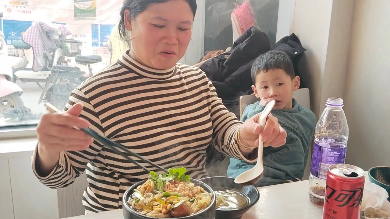 Chị Chị Em Em Đồng Hương Đi Chợ Tết. 