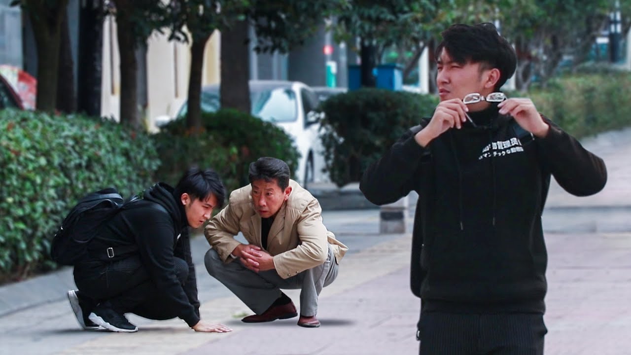 If a man with high myopia is looking for his dropped glasses, what will passers-by do? 高度近视的小伙眼镜被摔碎了