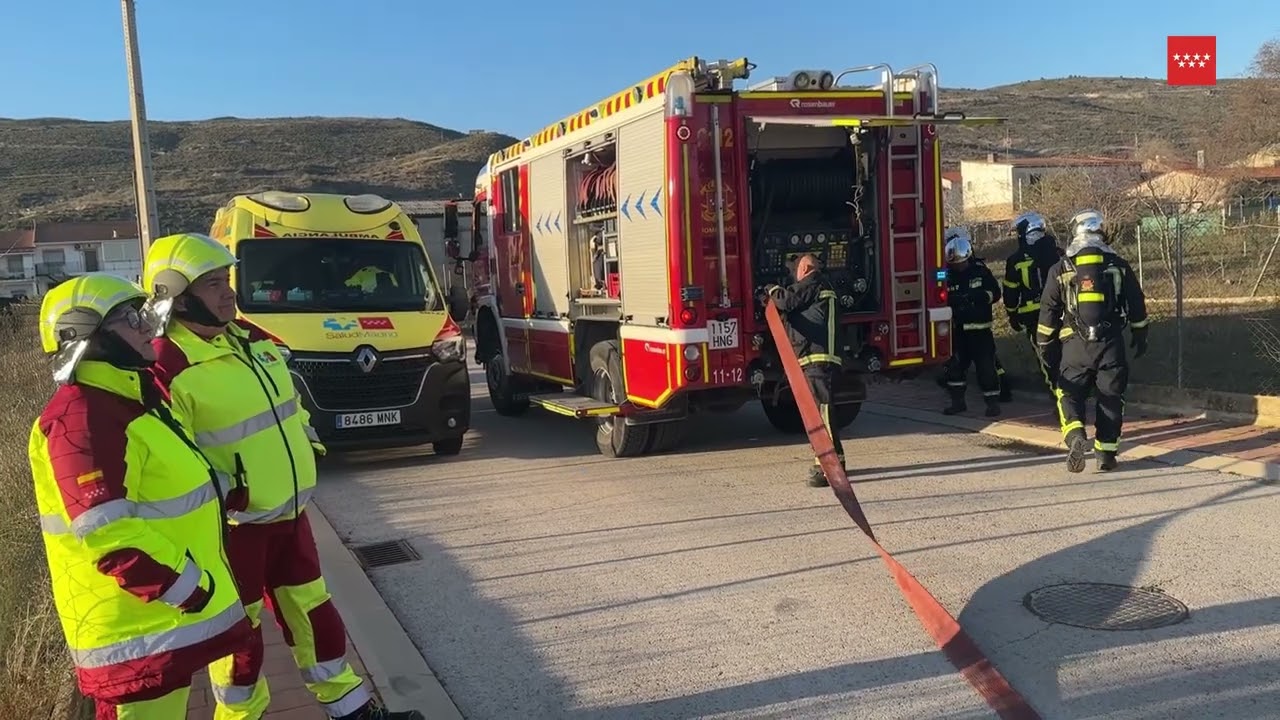 Incendio de un chalet aislado en Patones que afecta a la totalidad de la cubierta