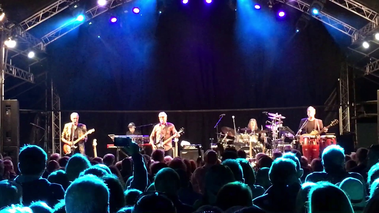 10CC I'm Mandy Fly Me, Pub In The Park Marlow May 2017