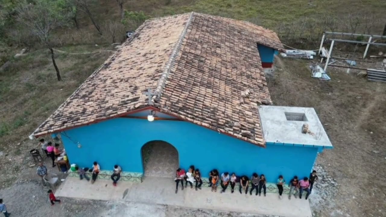 La comunidad de queserita  haciendo tamales este sábado 24 de enero baver misa👏🙏
