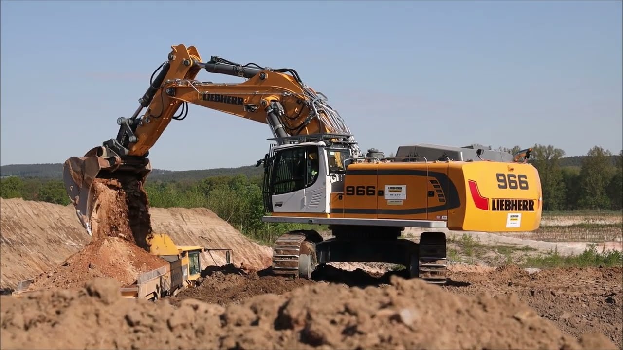 LIEBHERR R966 loading overburden