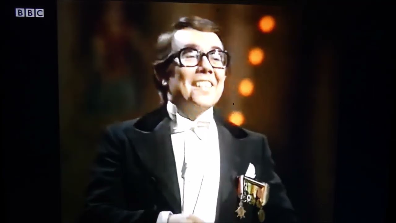 Команда акробатов Looney's плюс Ронни Корбетт, комик и актёр (1930-2016), возраст 85 лет. 