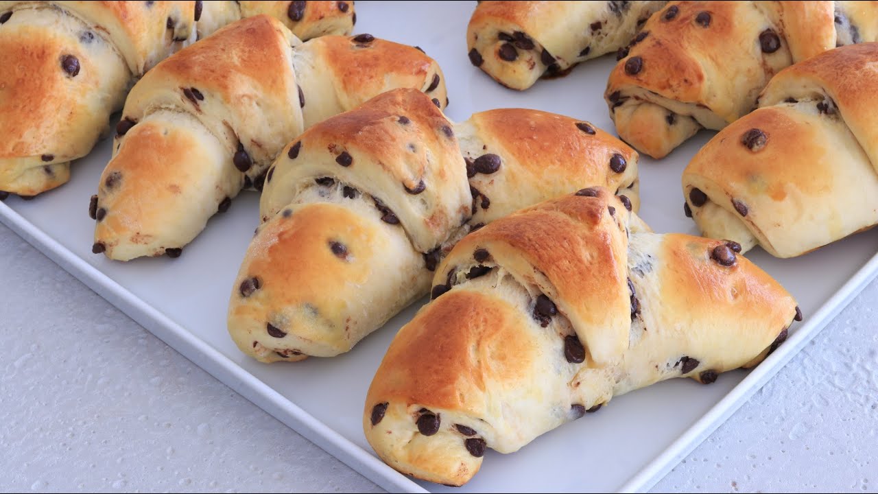 Fluffige und weiche Schoko Hörnchen I Schokobrötchen mal anders