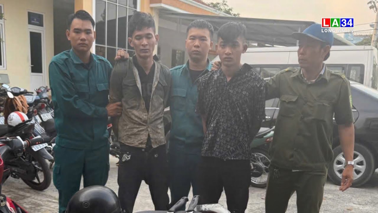 Phó Giám đốc Công an tỉnh trao thưởng nóng cho Công an huyện Bến Lức