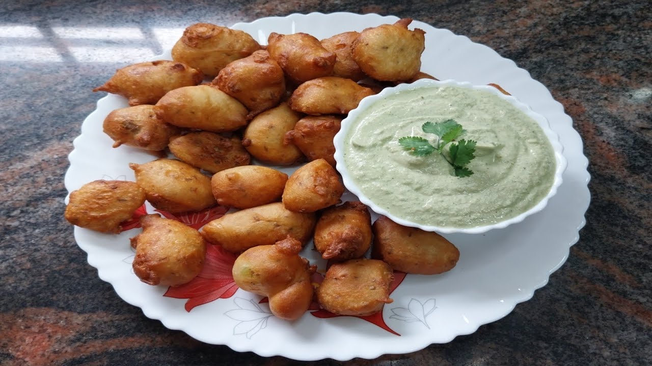 Mysore Bonda || मैसूर बोंडा || Street Style Mysore Bonda aur Green Chutney Recipe By Farhana Cooking