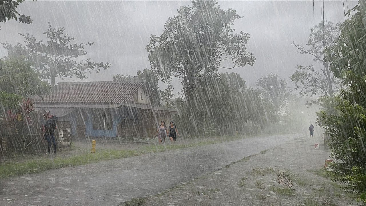 The biggest super crazy rainstorm in history in the village, the typhoon destroyed the village life