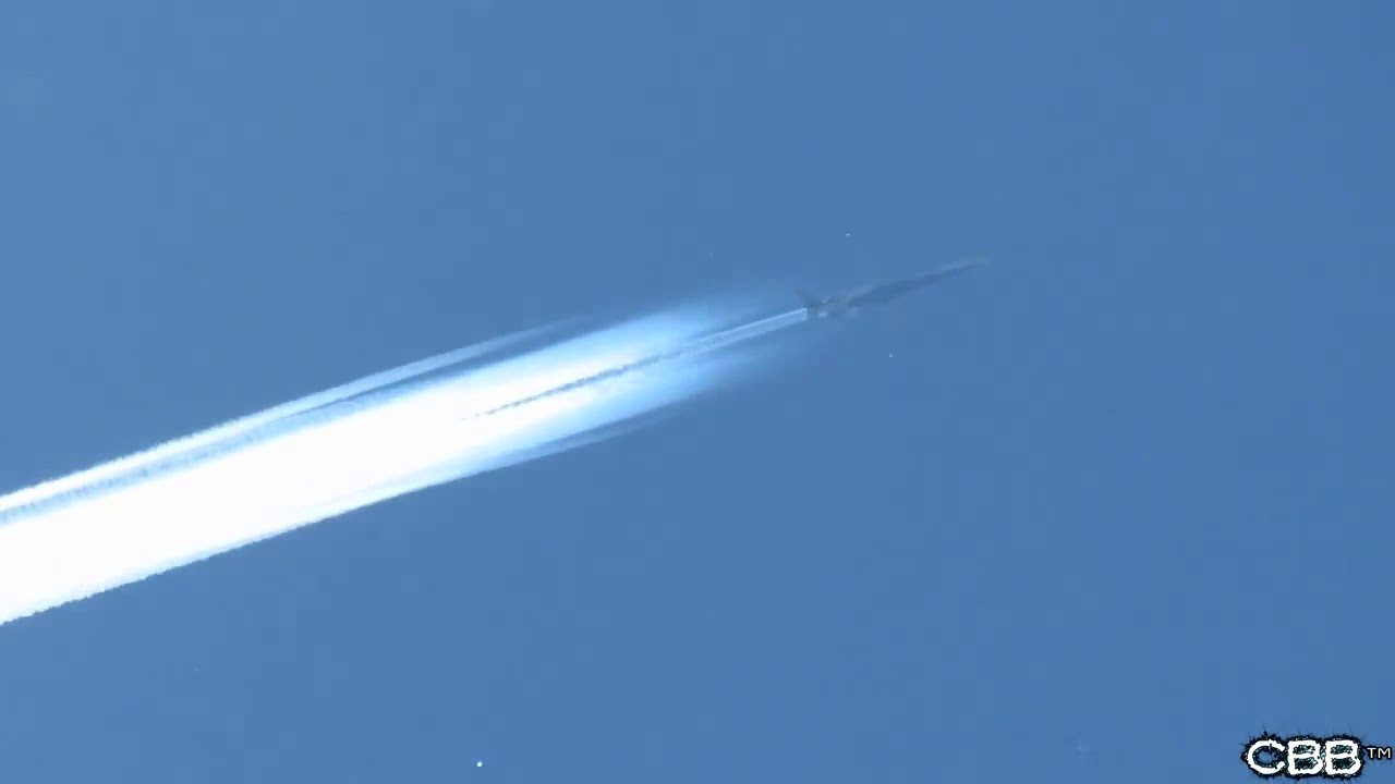 MUST SEE Chemtrail Plane Extreme Close Up Spraying On and Off With Slow Motion