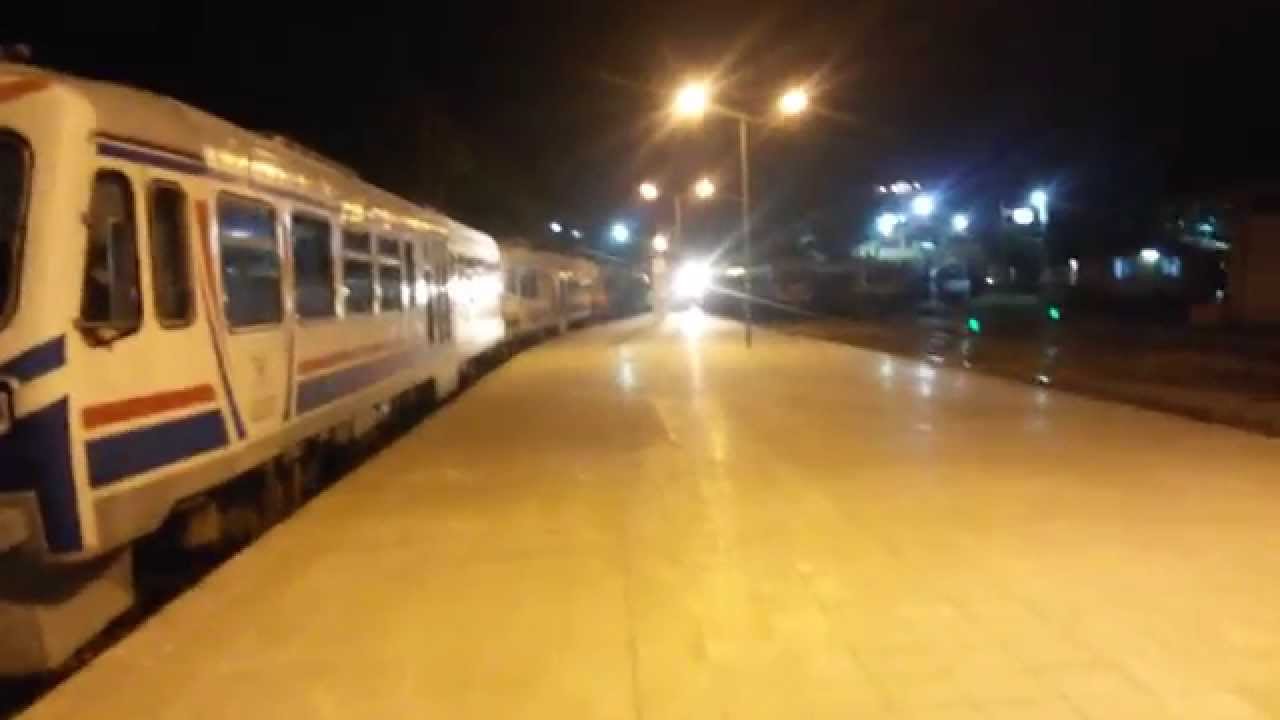 MT 30 022 Denizli - İzmir (Basmane) bölgesel treni Denizli gara giriş yapıyor