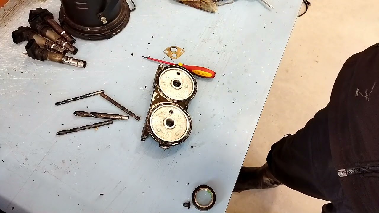 Zetor 5011 fuel filter service..    Film start in English and end of the film is in finnish..