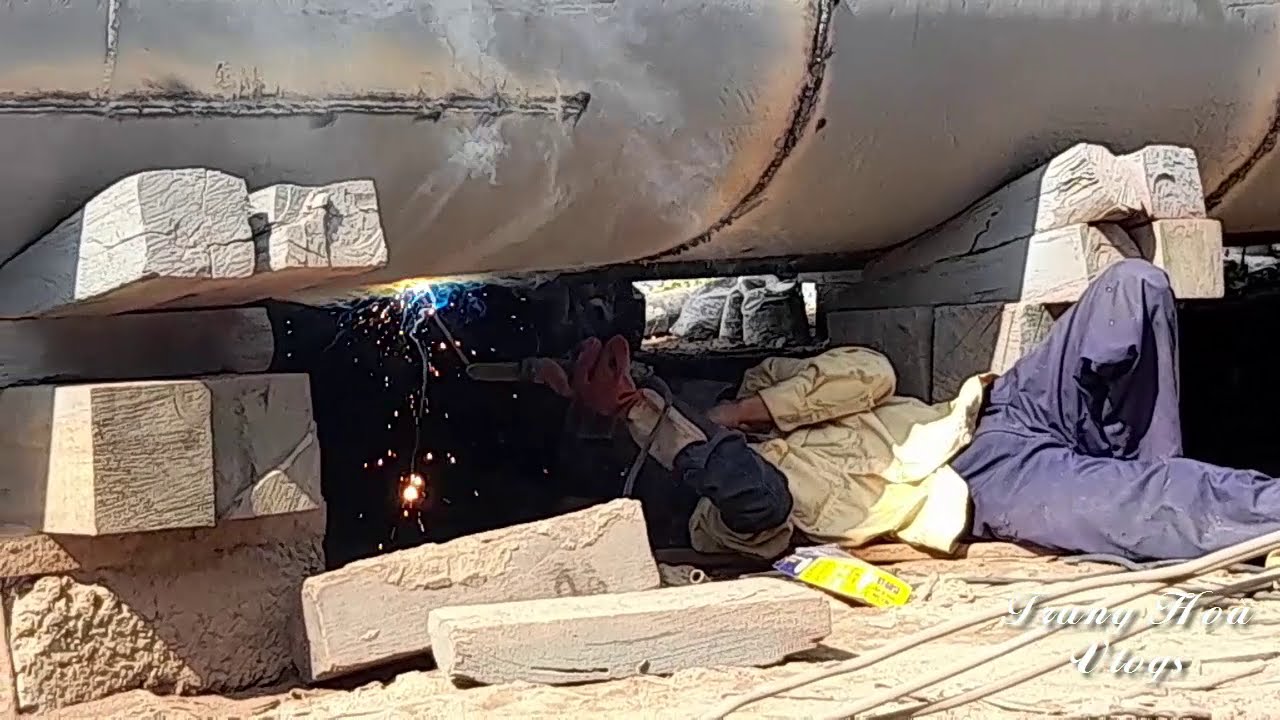 Chui dưới lườn s&agrave; lan 1000 tấn để v&aacute; bằng những tấm th&eacute;p d&ugrave;ng cẩu mới khi&ecirc;n nỗi