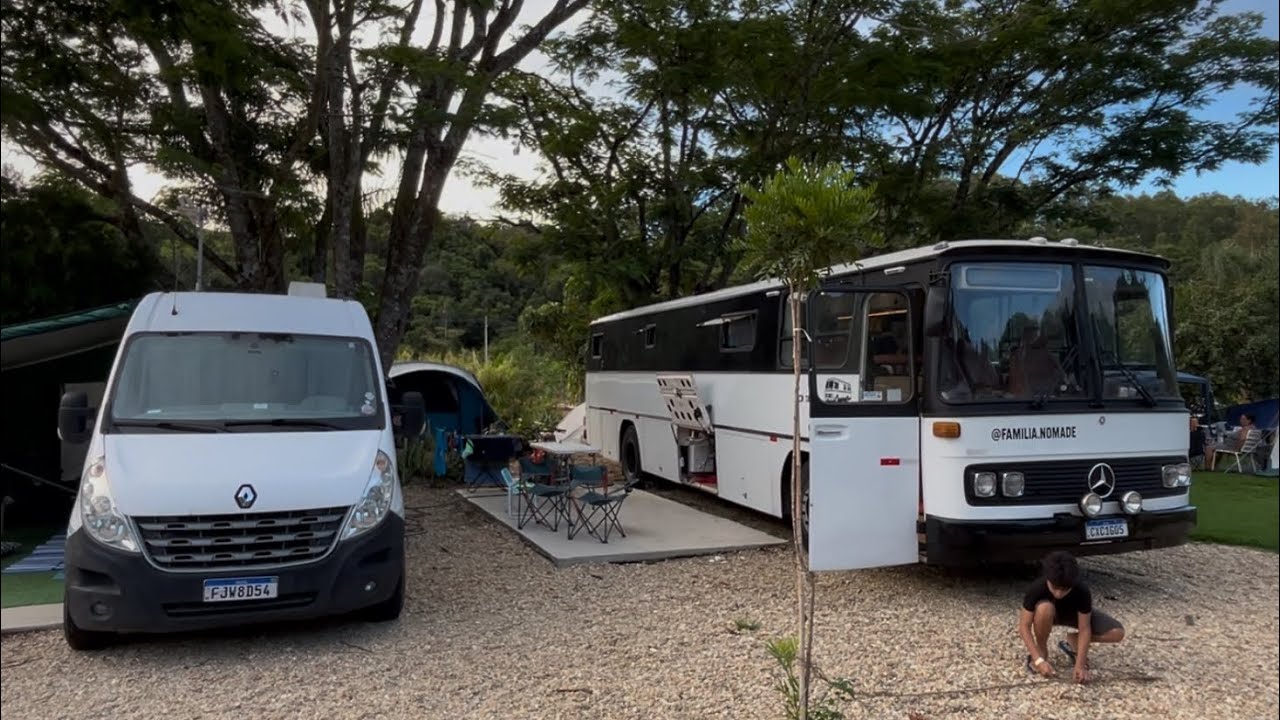 Chuva no ônibus motorhome viajando de férias 