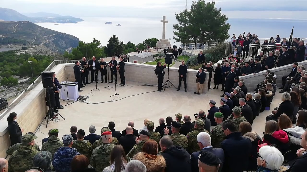 Klapa Ragusa Vecchia pjeva pjesmu Mojim prijateljima povodom obilježavanja 6. 12. na Srđu