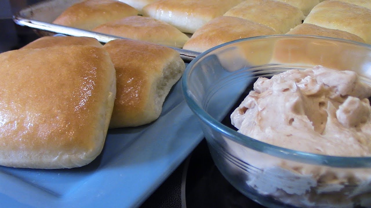 Роллы «Copycat Texas Roadhouse» с маслом из меда и корицы