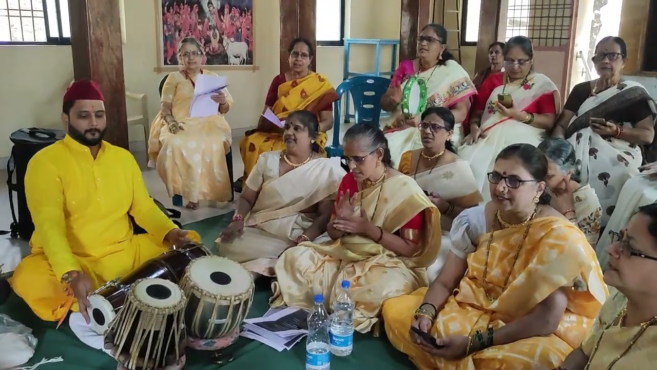 चंद्रभागेच्या काठावरती चला वारकरी नाचायला, लागलाय मृदुंग वाजायला