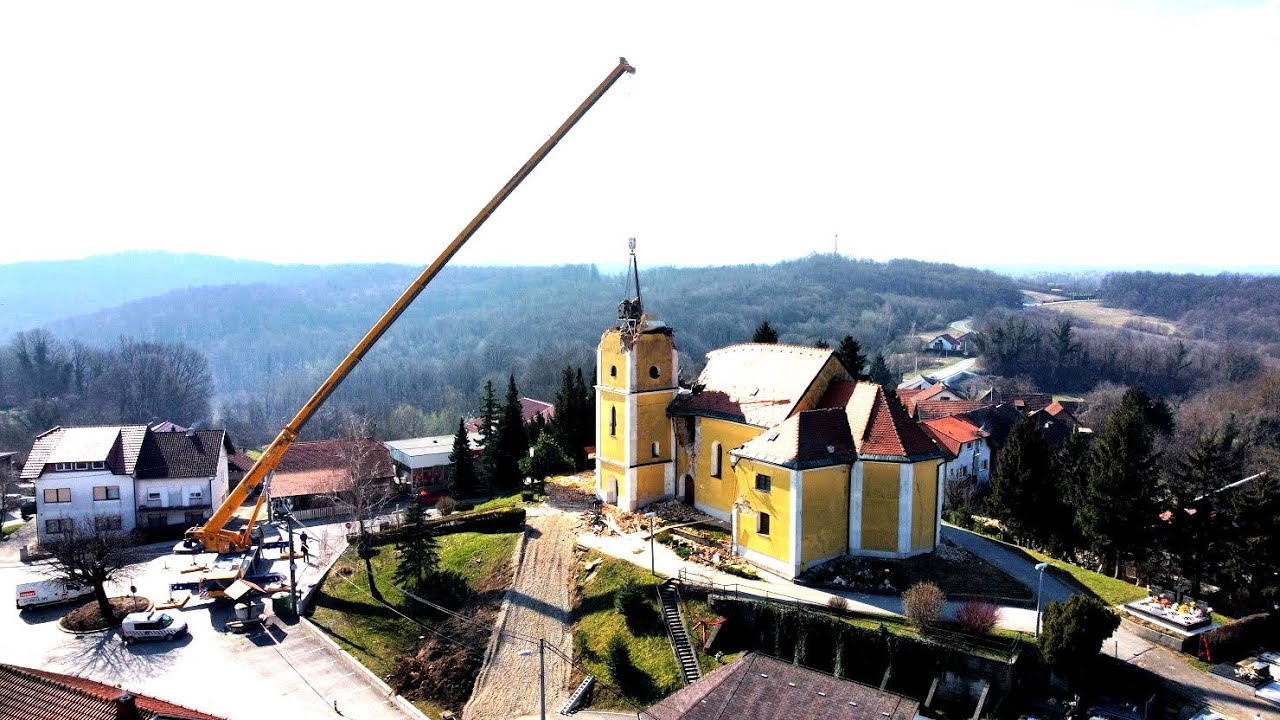 Crkva Kravarsko - akcija izvlačenja zvona i kape tornja
