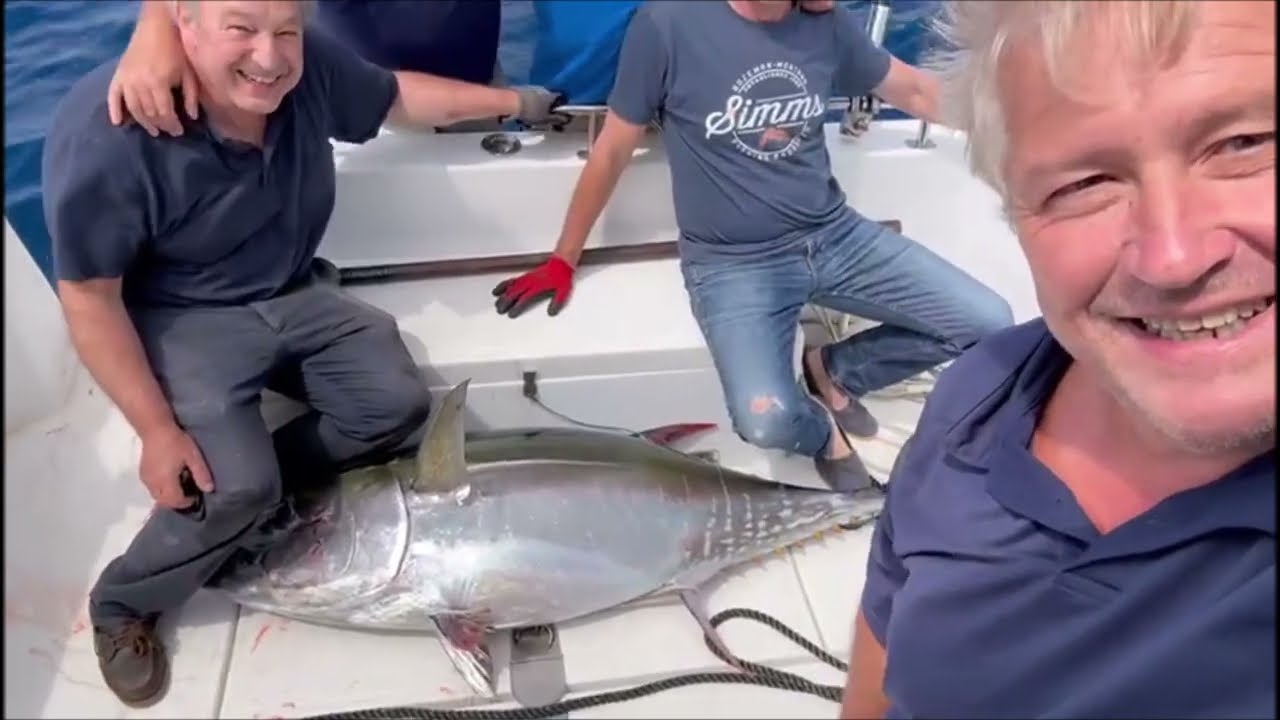 Pescando Bonitos y Atunes, con la lucha de un Atún de 120 Kg y 170 cm, en Asturias Paraíso Natural