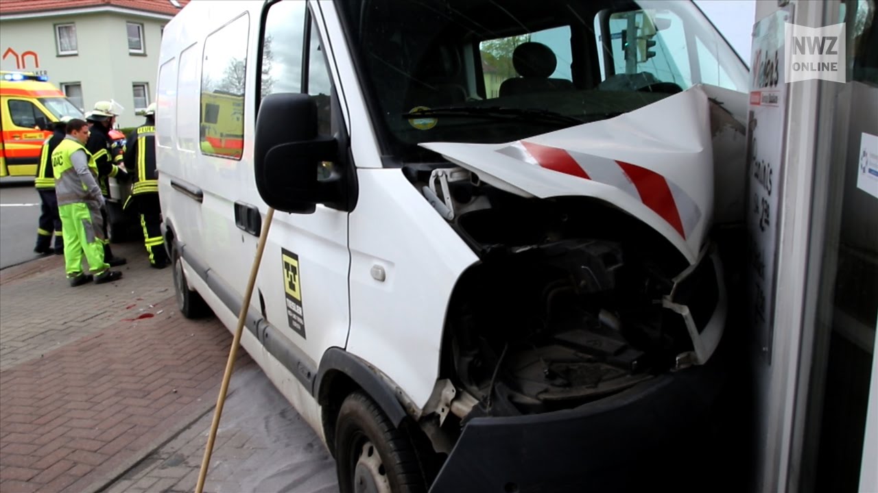 Nordenham: Lieferwagen kracht gegen Hauswand