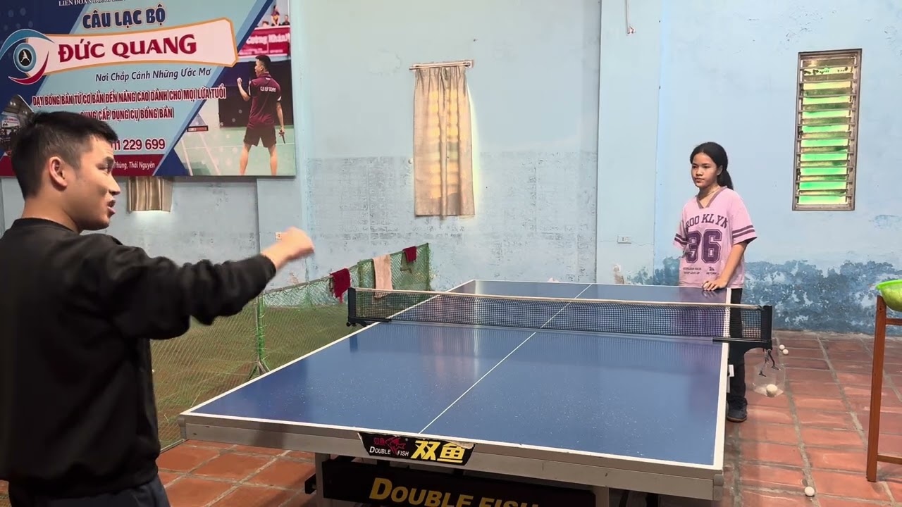 Bài tập phối hợp giao bóng tấn công nhiều quả rồi đổi đường góc né và góc thuận tay. 