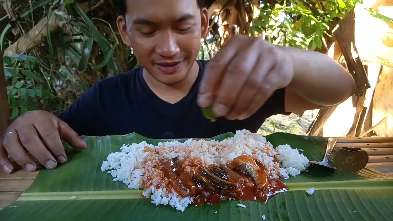 Isang Lata ng Sardinas at may Tutong na Kanin | MUKBANG