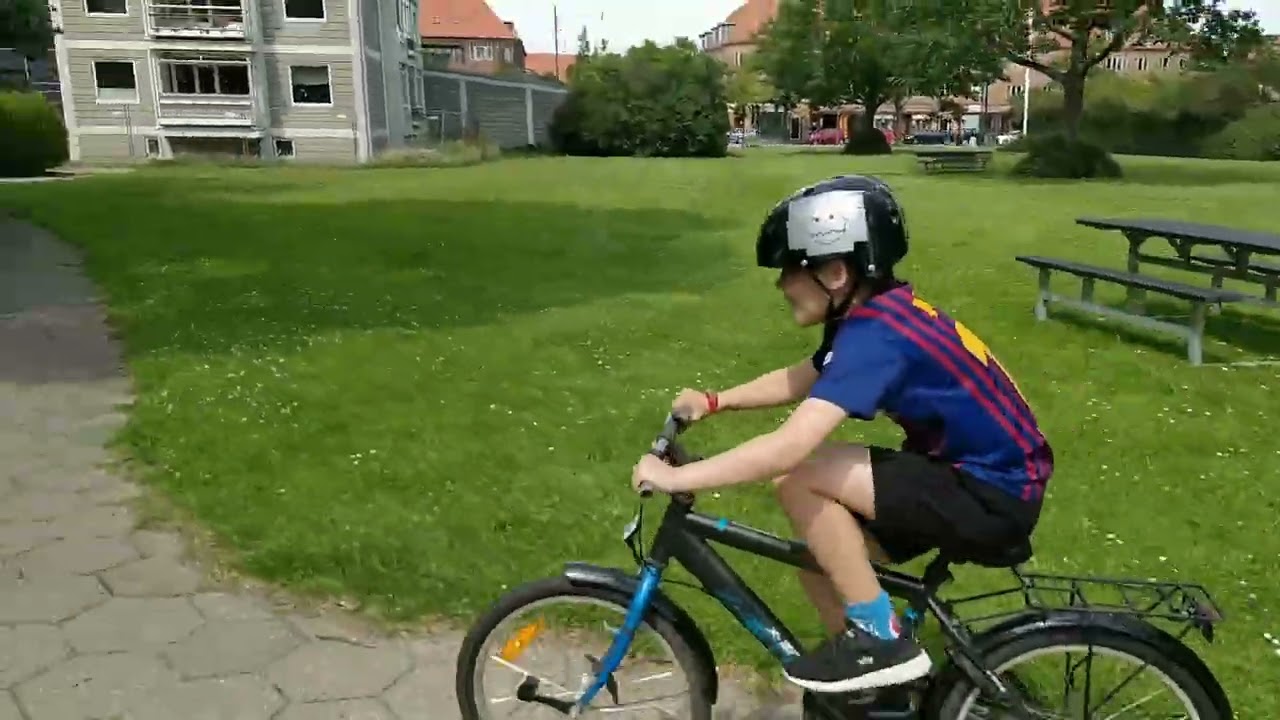 Max Milo lærer at cykle 💪 Brønshøj juli 2020