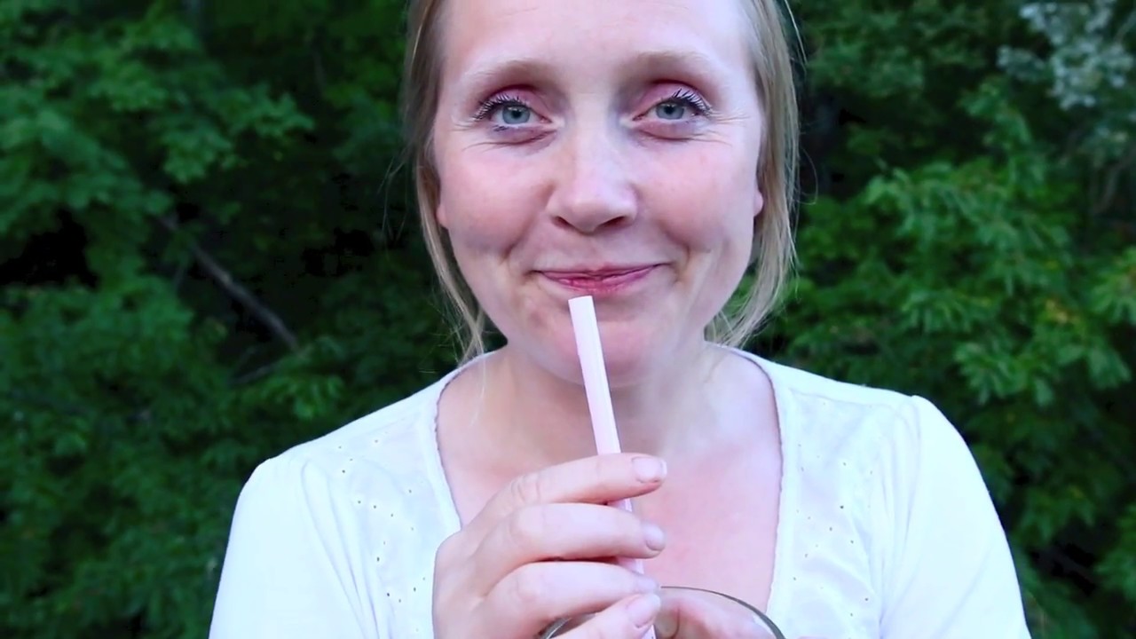 Making meadowsweet juice - Mj&oslash;durtsaft