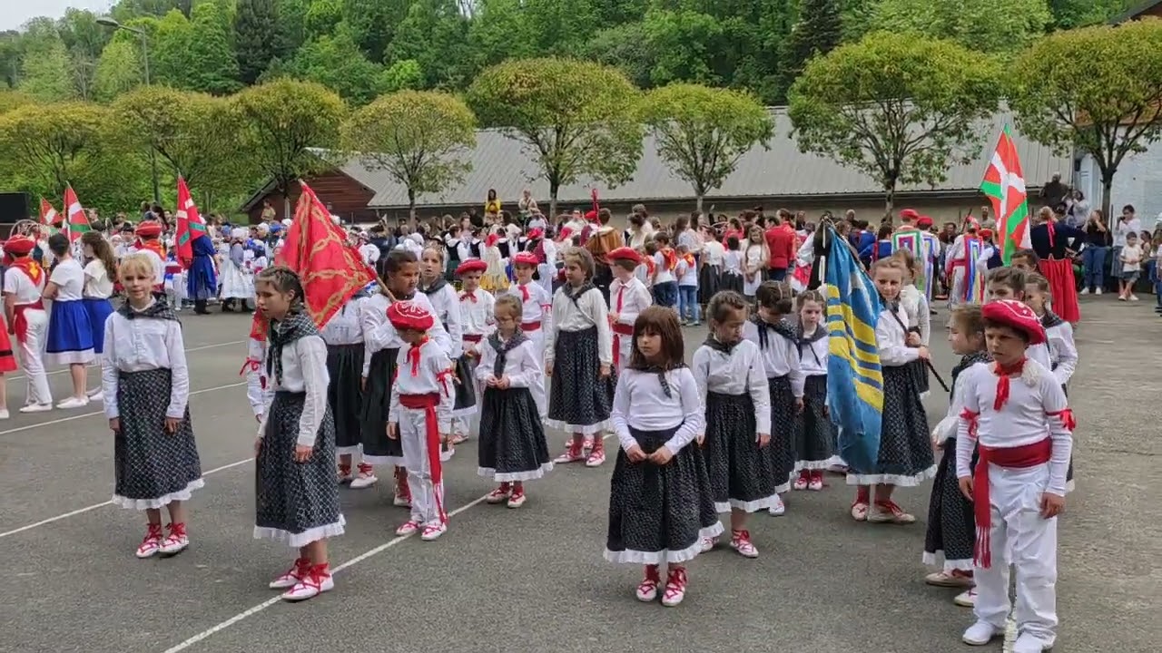 Ikurri&ntilde;a dantza Dantzari Txiki 2023
