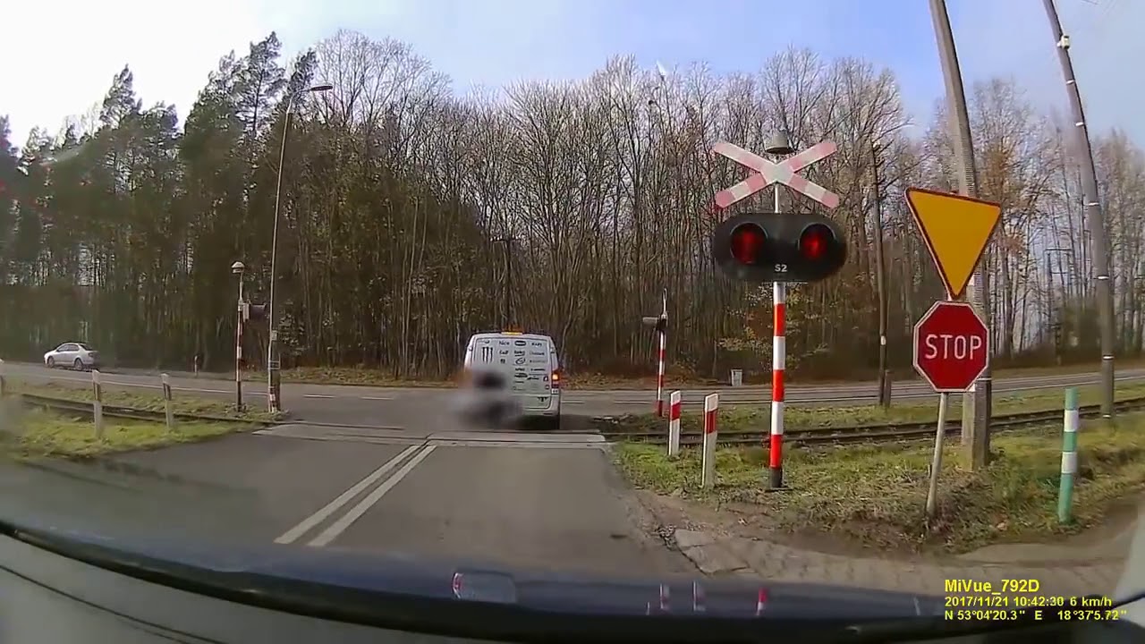 Auto wird von Zug erfasst