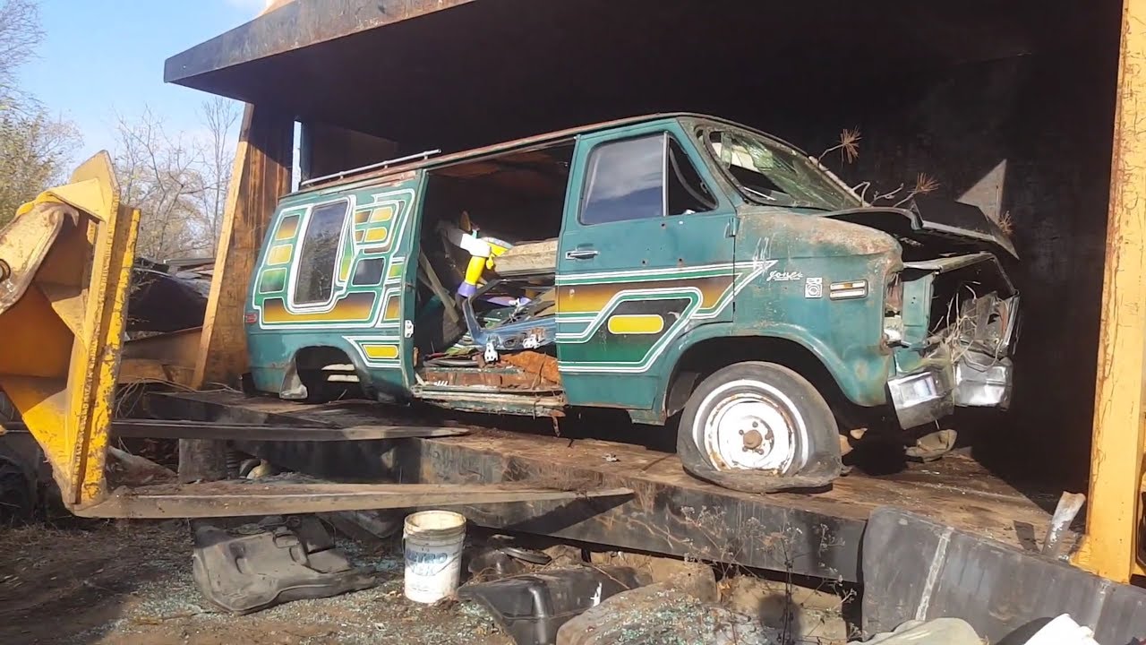 Car crusher crushing cars 53 the mystery machine