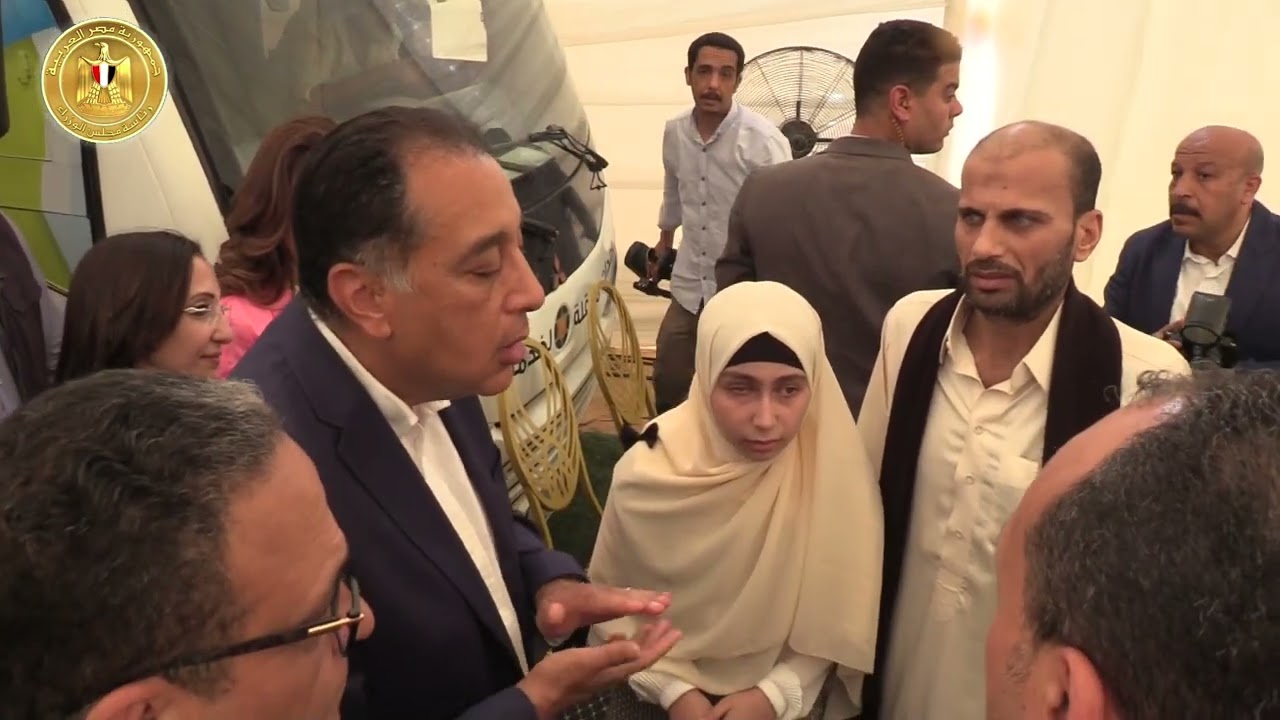 رئيس الوزراء يتفقد قافلة خدمية بقرية زاوية صقر بالبحيرة