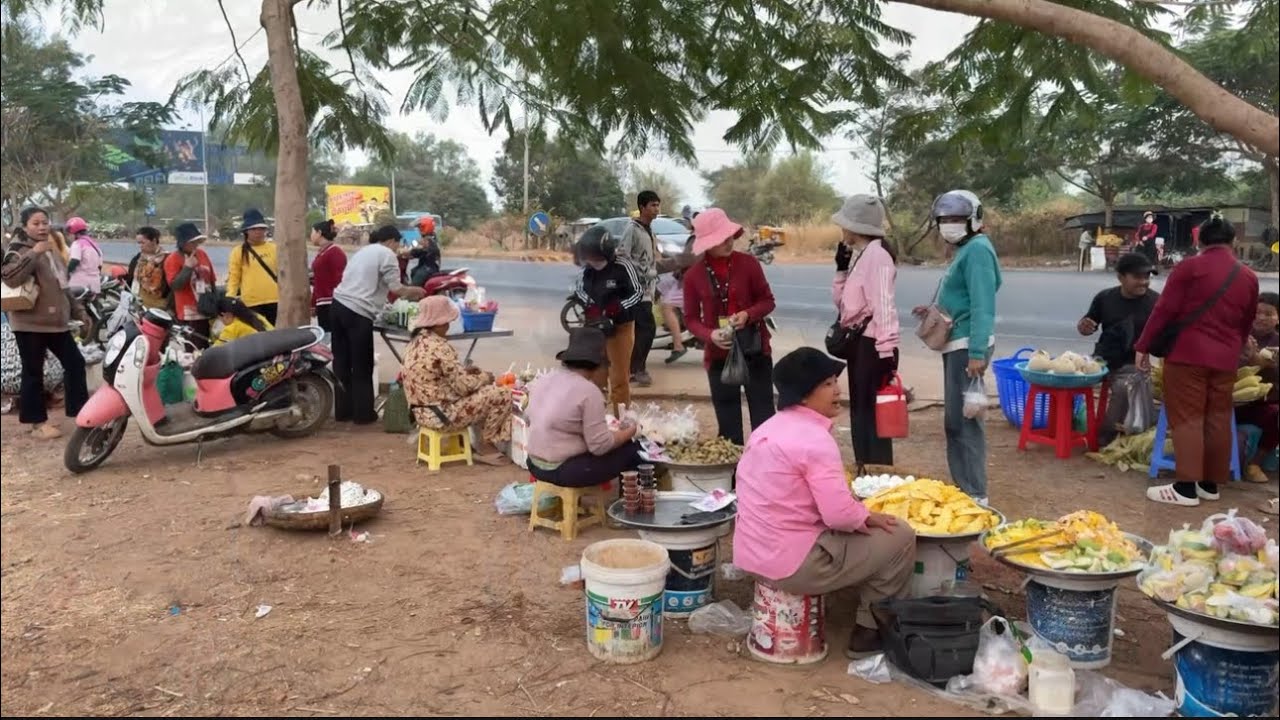 បាយមួយកញ្ចប់ ៥០០ រៀល សម្លមួយកញ្ចប់ 1,000 រៀល/ $0.37 Breakfast in Front of Garment in Cambodia 