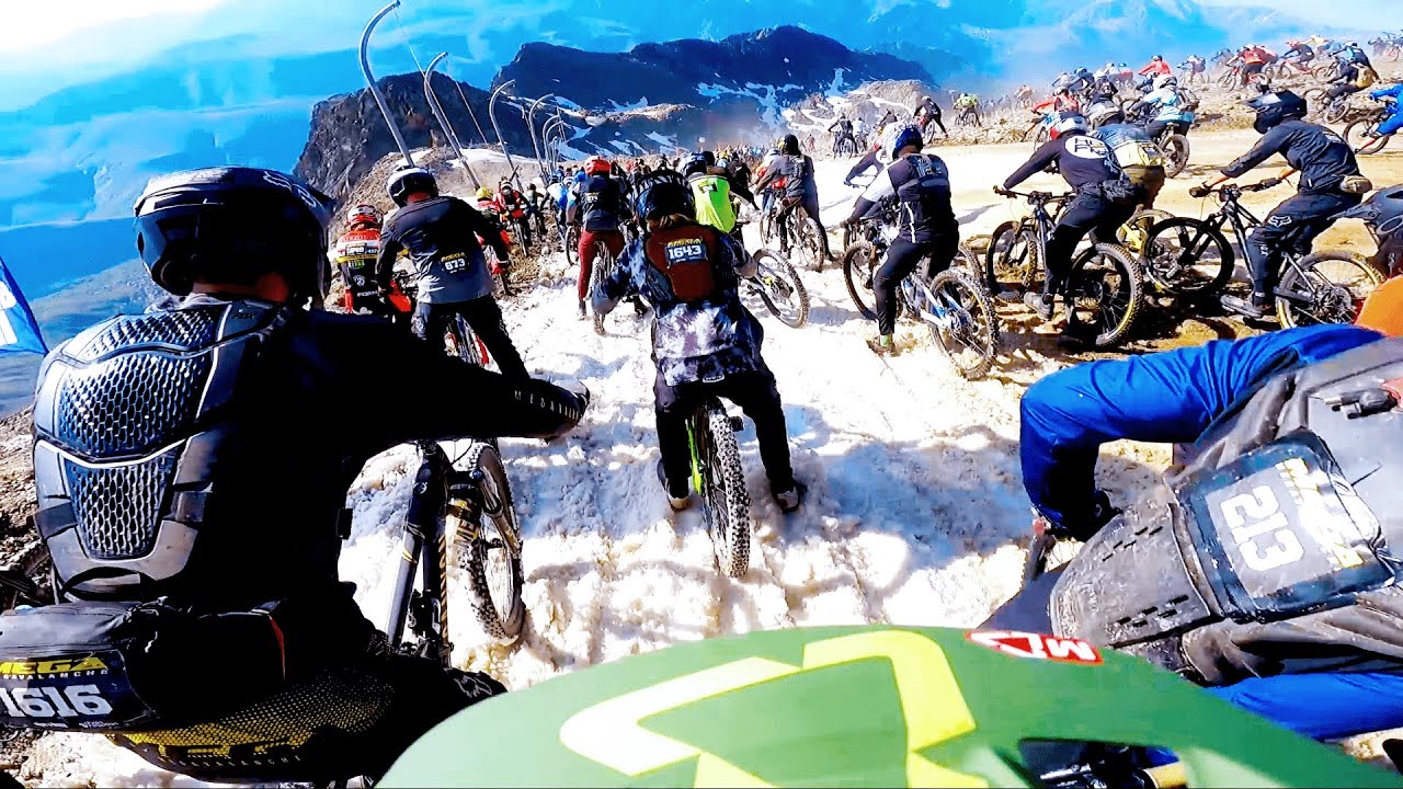 MEGAVALANCHE 2022🥵. HUGE TRAFFIC JAM ON THE ALPE D'HUEZ GLACIER 🗻 x Lilian Calcagno