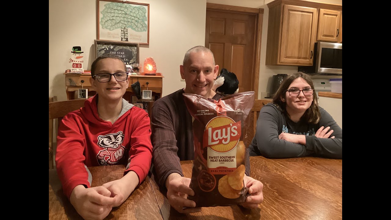 Новые чипсы Lay’s Sweet Southern Heat Barbecue! Пушистик случайно получает чипс!