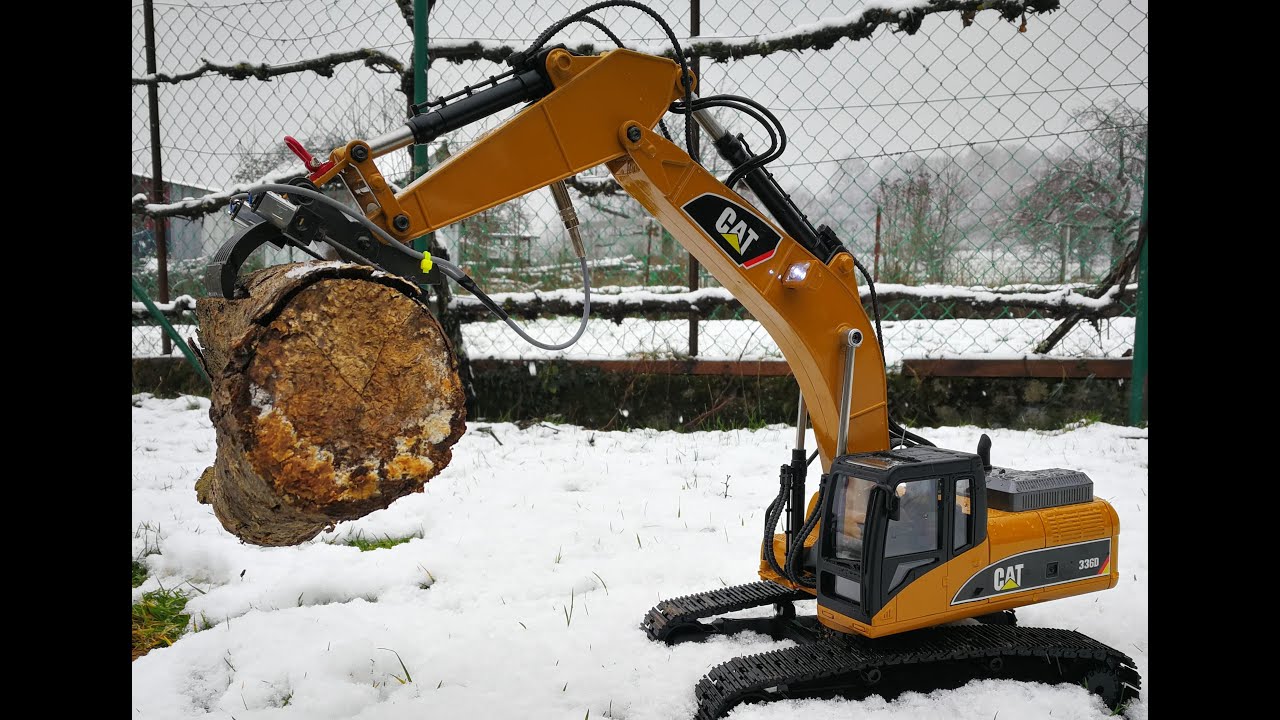 Loading Wood for a hard Winter (Huina 1580 - WPL D12 - MAN TGS 500)