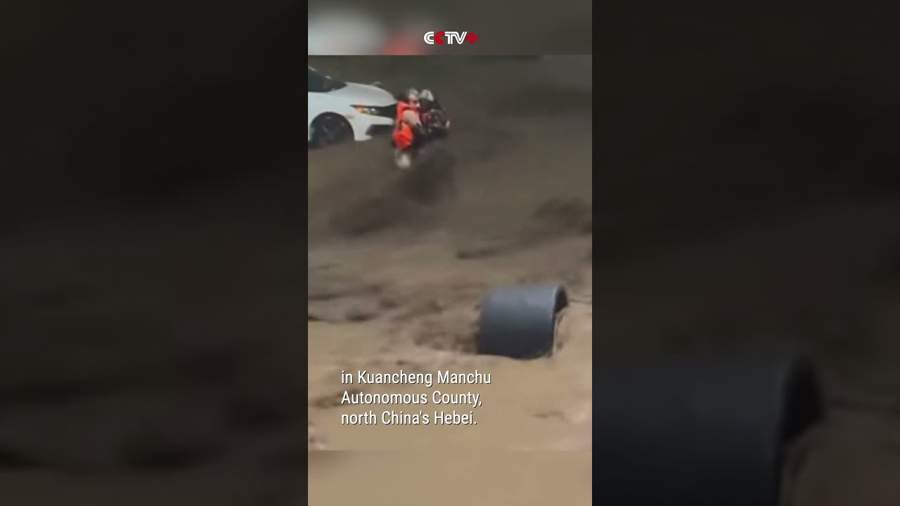Firefighters, Residents Rescue Stranded Driver from Floods in North China's Hebei